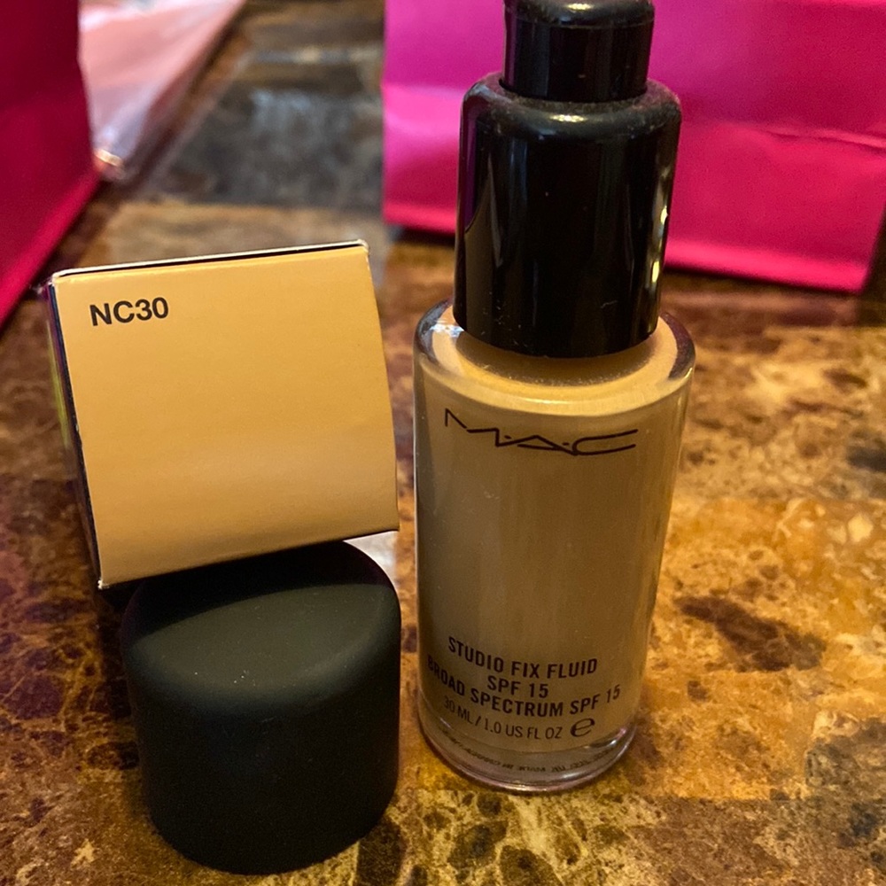 Mac Studio Fix NC30 foundation. Used once, pump from Amazon included